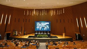 Foto mostra o auditório Goyazes do TRT de Goiás com pessoas assistindo à solenidade.