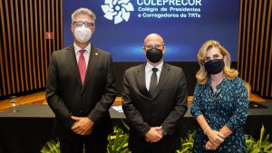 Foto com os três desembargadores que tomaram posse na diretoria do Coleprecor