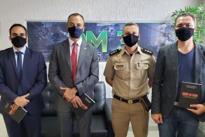 foto dos servidores do TRT na visita à Polícia Militar