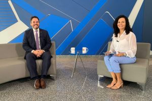 imagem mostra o cenário do programa Hora Extra com o entrevistado Fernando de Paula e a jornalista Fabíola Villlela