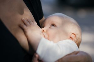 bebê amamentando
