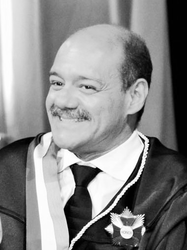 Foto do desembargador Nery Sá, ele é um homem calvo e está sorrindo