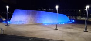 Fachada azul do Tribunal trabalhista em Goiânia