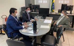 Advogados reunidos com desembargador Geraldo Nascimento