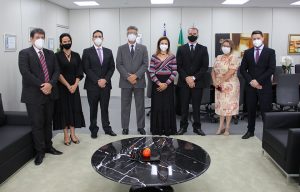 Imagem mostra juiz Elias Soares que tomou posse com mais sete pessoas que participaram da solenidade