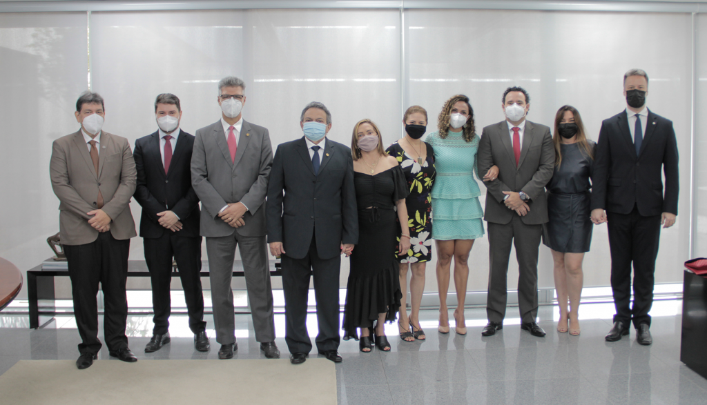 Foto de pessoas em pé, nesta ordem: Álvaro Resende; o secretário-geral da presidência Gustavo Seixas; o desembargador-presidente Daniel Viana Júnior, o desembargador-corregedor Geraldo Rodrigues do Nascimento, a senhora Silvia Nascimento, a juíza auxiliar da vice-presidência Eunice Castro; a juíza Fernanda Ferreira, empossada titular da VT de Jataí; o juiz Juliano Braga; a juíza Eneida de Souza, titular da VT de Aparecida de Goiânia, o senhor Telmo Veiga.