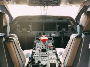 Interior de uma cabine de avião