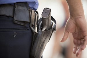 Segurança com a mão perto de sua arma