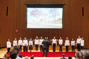Integrantes do Coral Labor em Canto do TRT-18 em apresentação no auditório Goyazes