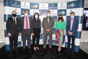 Desembargadores e Juízes durante a apresentação da revista do TRT-18