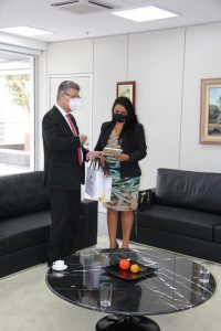 Presidente Daniel Viana entrega para a conselheira do CNJ o livro produzido por servidores do TRT durante a pandemia