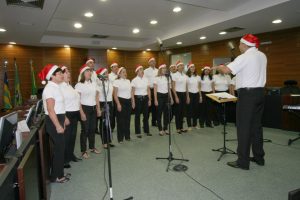 Intergrantes do Coral Labor em Canto em apresentação em 2009. Na foto, são regidos pelo maestro Andreyw Batista