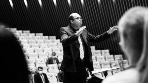 Maestro Andreyw Batista durante regência do Coral