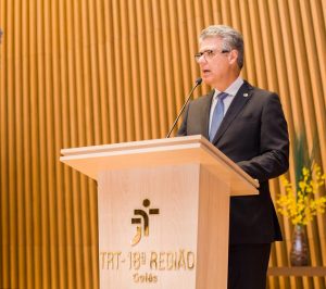 foto do desembargador Daniel Viana Júnior em discurso na solenidade de abertura do ano letivo da Escola Judicial