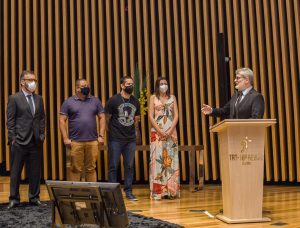 na foto o desembargador Mario Bottazzo e os servidores responsáveis pela confecção da Revista do TRT
