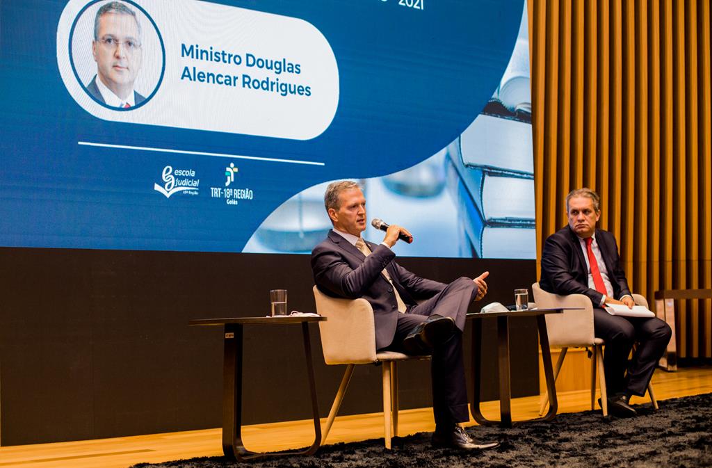 foto mostra o palestrante, ministro Douglas Alencar, e o juiz Rodrigo Dias, coordenador pedagógico da Ejud-18