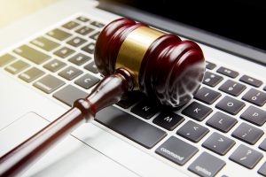 Martelo representando a justiça sobre um teclado de computador