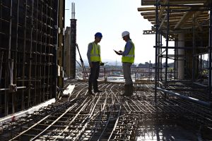 Jovem e engenheiro em construção civil
