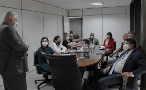 Juiz Eduardo Thon fala aos presentes na reunião