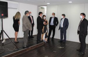 Ministro Caputo Bastos visita sala de aula que passará por reforma