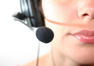 Perfil de mulher com fone de ouvido