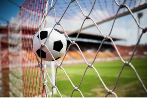 Bola de futebol tocando a rede do gol