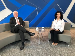 Foto do estúdio com o entrevistado desembargador Welington Peixoto e a jornalista Fabíola Villela