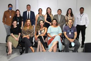 Desembargador Geraldo Nascimento com a equipe da 4ª VT de Goiânia