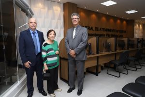 Desembargador Leandro Crispim, acompanhado da mãe, e desembargador Daniel Viana Júnior