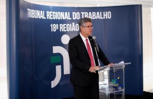 Presidente do TRT-18, desembargador Daniel Viana Júnior, em pé discursando