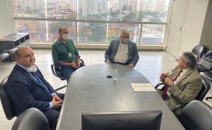Desembargador-corregedor em reunião com os juízes e diretor de Secretaria