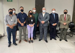 Desembargador Geraldo Nascimento com os juízes Israel Adourian e Eduardo Thon, o diretor de Secretaria Alessandro Carneiro e servidores da unidade