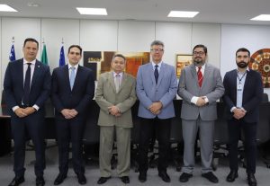 Foto colorida mostra, lado a lado, Marcelo Marques, Fernando Rossetto, Geraldo Rodrigues, Daniel Viana Júnior, Fabiano Coelho e Felipe Rondon