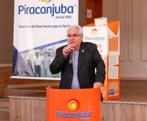 Desembargador Welington Peixoto falando ao público