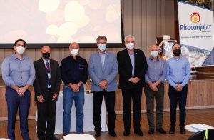 Foto mostrando, lado a lado, representantes da indústria com magistrados do TRT-18