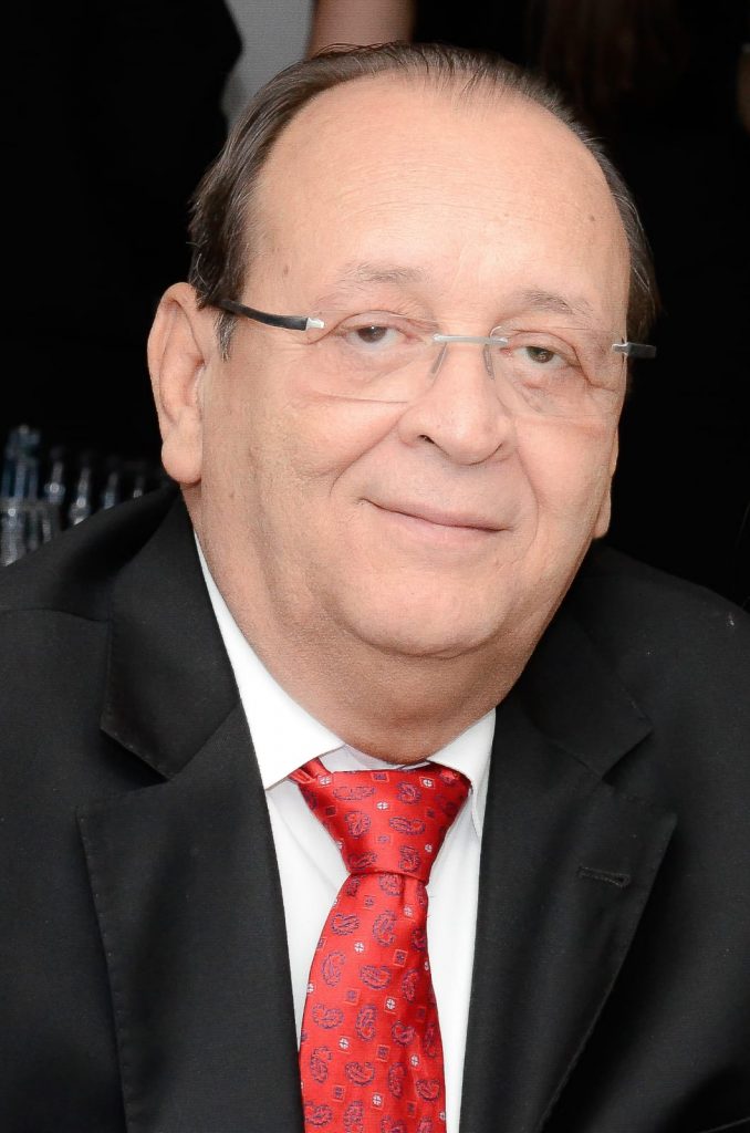 Foto do magistrado José Antônio, ele usa óculos de grau e veste terno com gravata