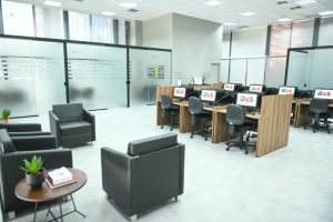 Foto colorida do interior da nova sala da OAB, mostrando as mesas, cadeiras, computadores e poltronas