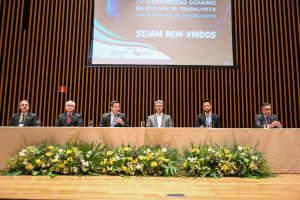 Foto colorida da mesa com as autoridades que a compuseram