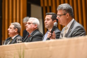 Foto colorida mostrando, lado a lado, as autoridades presentes na solenidade