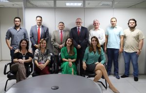 Desembargador Geraldo Nascimento com a equipe da 5ª VT
