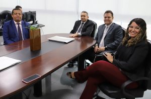 Desembargador-corregedor com advogados