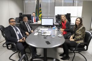 Magistradas que atuam no Juízo e o diretor de Secretaria com o desembargador-corregedor