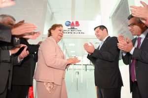 Foto colorida das autoridades aplaudindo a nova sala