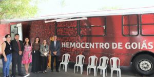 Foto mostrando servidores do tribunal na frente do ônibus do Hemocentro