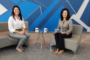 estúdio do Hora Extra com a entrevistada Melina Lobo e a jornalista Fabíola Villela