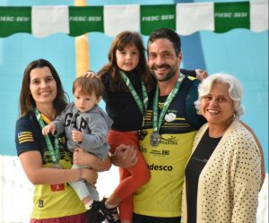 O casal Flávia e Leandro Oliveira conquistaram 11 medalhas em atletismo, natação e tênis de campo. A torcida também foi grande com a Isabela, 3 aninhos, e o Augusto, 2 aninhos. A vovó Osmary também acompanhou tudo de perto com os netinhos