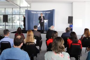 homem falando para plateia