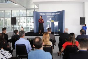 Mulher falando para plateia