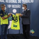 O presidente do TRT, desembargador Daniel Viana Júnior, reuniu-se com a delegação de atletas na tarde de segunda-feira