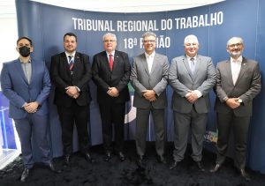 foto mostrando juízes e desembargadores do TRT-18